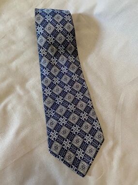 Arrow silk necktie with blue and silver geometric pattern